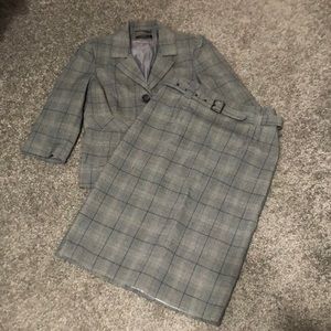 Lined suit jacket and skirt. Timeless pattern. Grey / navy. Sizing different